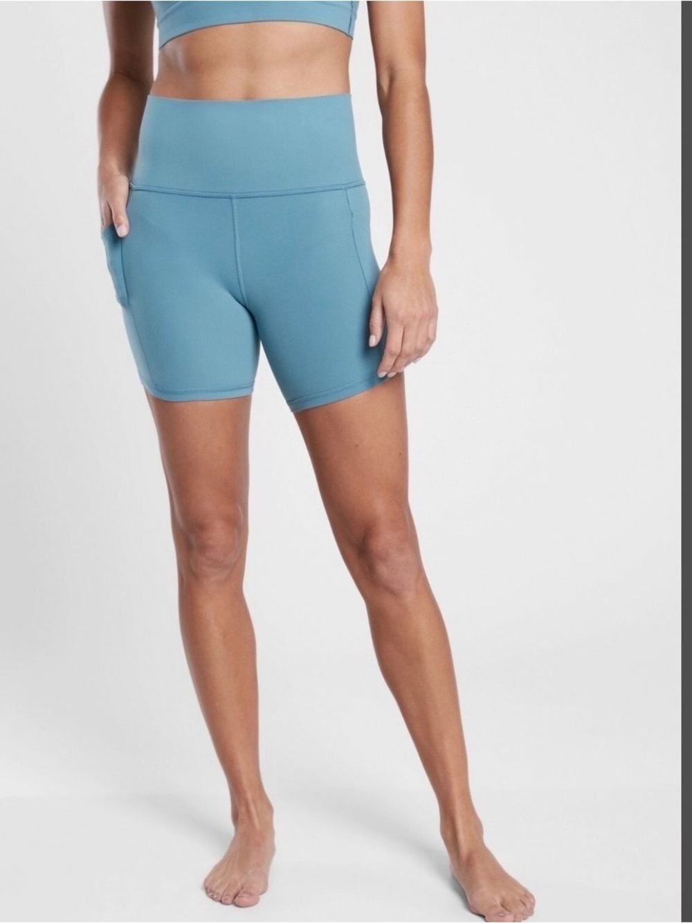 Athleta salutation stash 5" short pockets size S athleisure gym